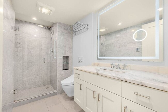 Building Photo - Gorgeous Top Floor Penthouse Unit in East ...