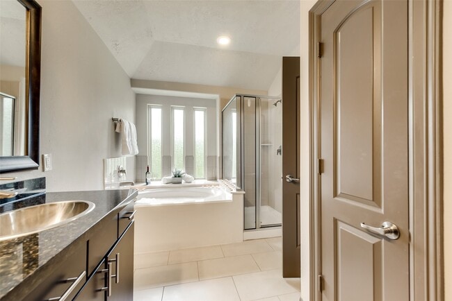 Building Photo - 86 Aventura Pl