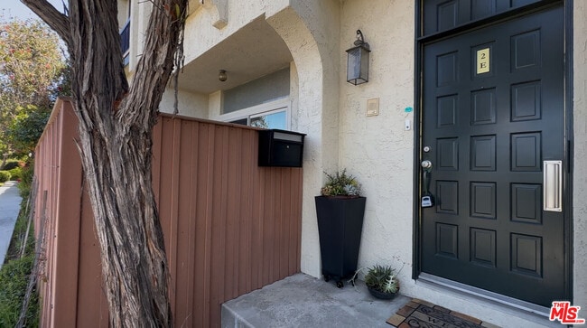 Building Photo - 11260 Overland Ave