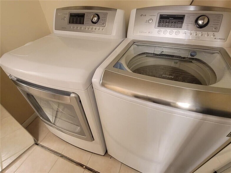 Building Photo - 23212 Plantation Dr NE