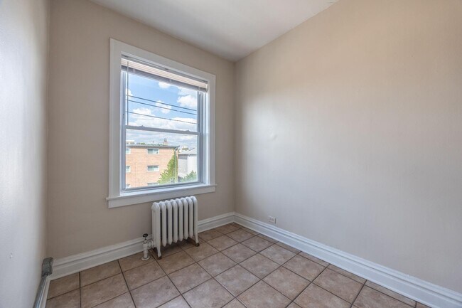 Building Photo - 1333 W Birchwood Ave