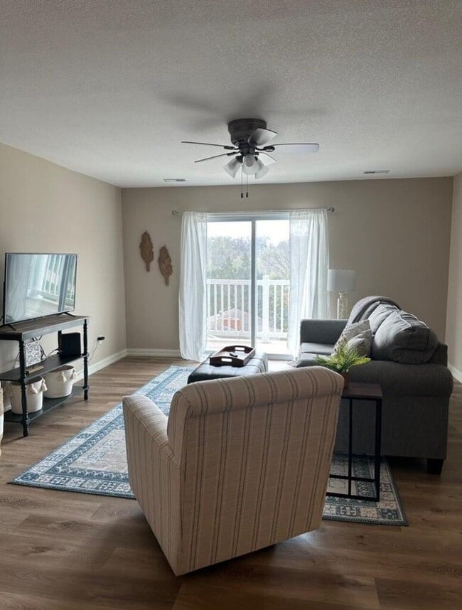 Building Photo - 2212 Chapel Hill Rd