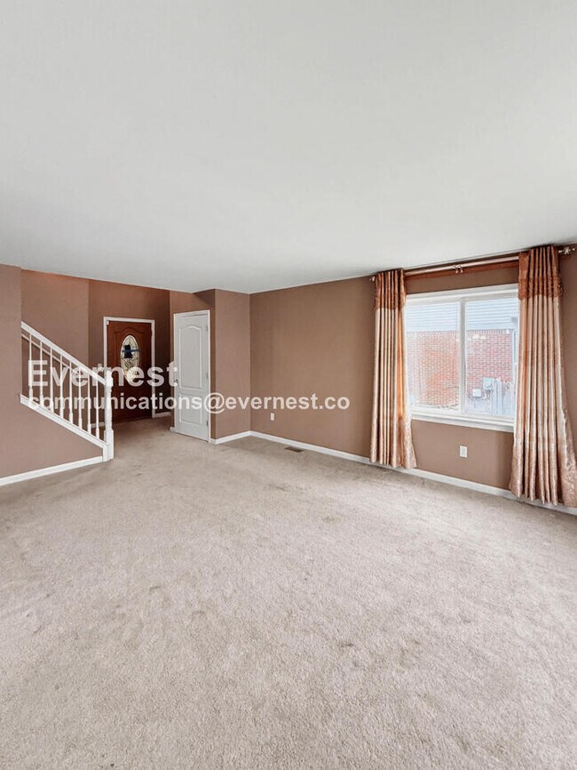 Building Photo - Spacious 3 Bed, 2.5 Bath Home with Fenced Yard and Attached Garage