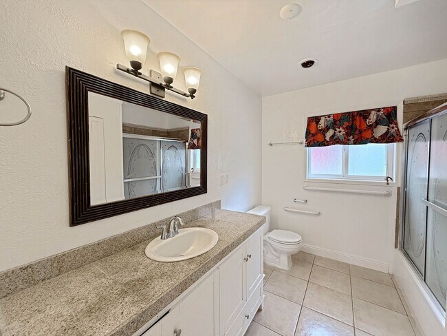 Building Photo - 3B/1BA Home in Escondido Available for Rent!