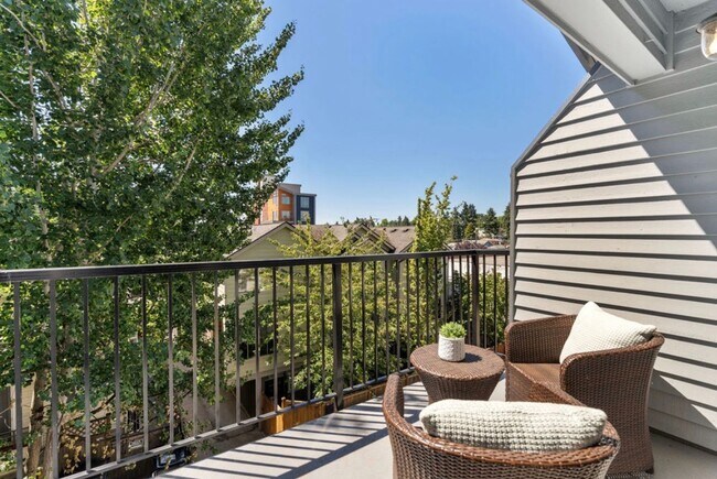 Building Photo - Top Floor 2-Bed Condo with Garage Parking