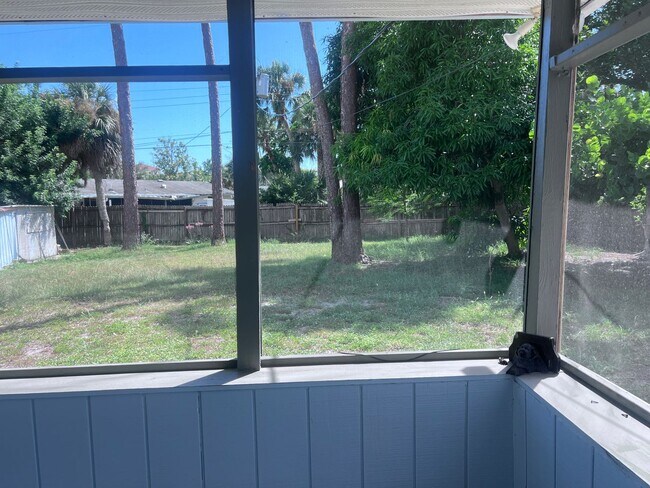 Building Photo - 4BD/2BA on the Island!