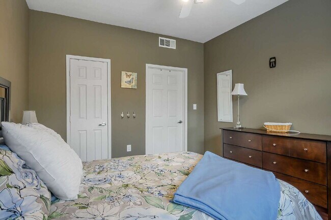 Building Photo - "Chic 1-Bedroom Oasis in Prime Las Vegas Location – 813 Sq. Ft. of Comfort!"