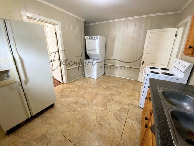 Building Photo - Downtown Living: 1 Bedroom Apartment with All Bills Paid