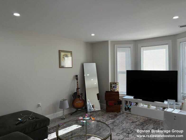 Building Photo - 122 Buttonwood St