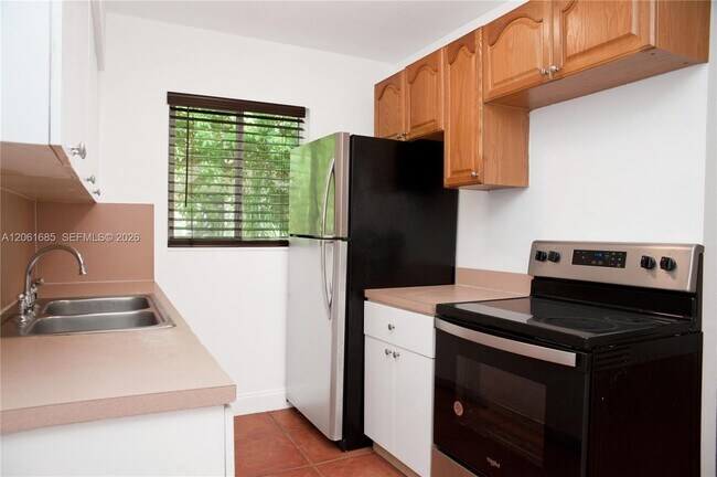 Building Photo - 304 SE 9th Ct