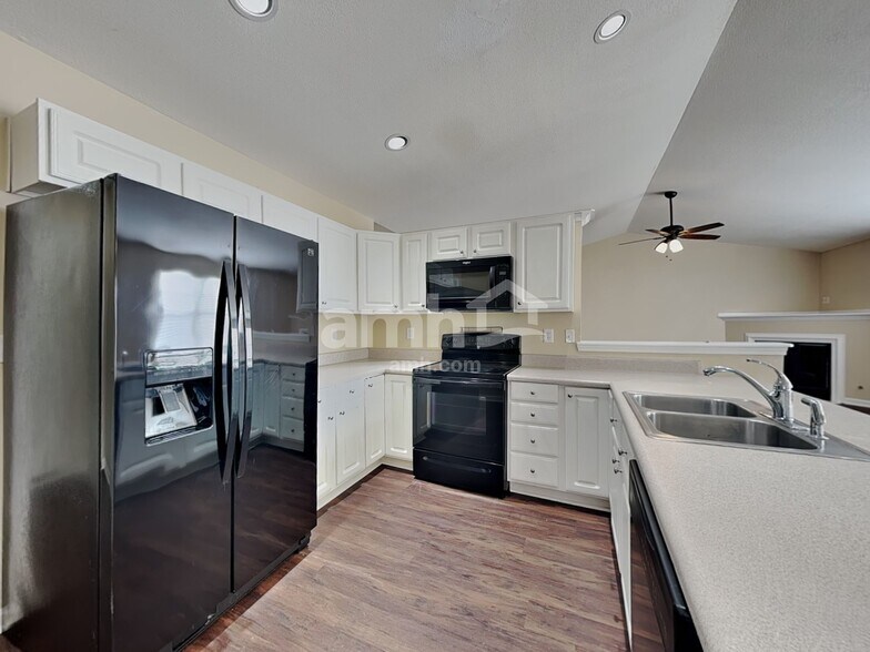 Building Photo - 17 Dillingham Ct