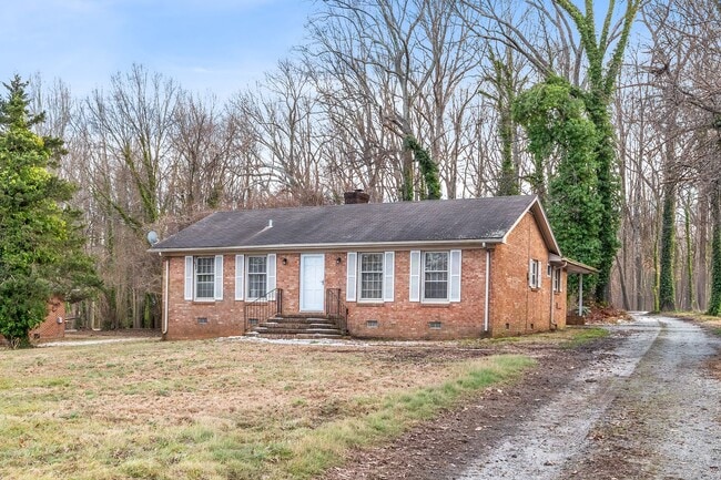Building Photo - Large Brick Ranch, New Wood Like Flooring Throughout, Just Painted, LR, Den, Sun Room, Carport!