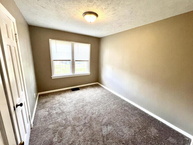 Building Photo - 252 Coovert St