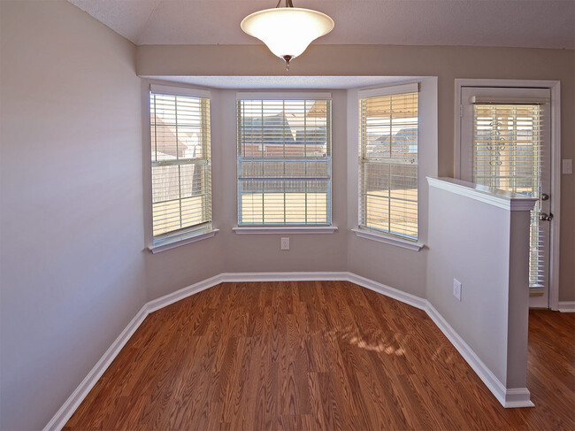 Building Photo - 3 bed, 2 bath near Hacks Cross and Shelby Dr