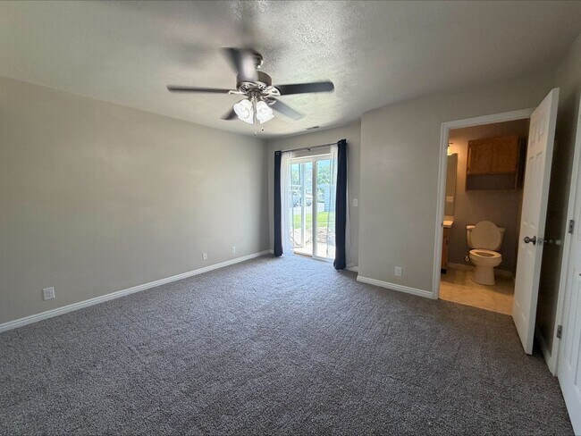 Building Photo - Move In for Less! $1,000 Move-In Credit | 2 Bed 1.5 Bath Condo in Ogden!