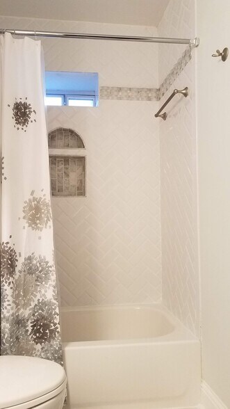 Tub with shower - 3817 General Taylor St