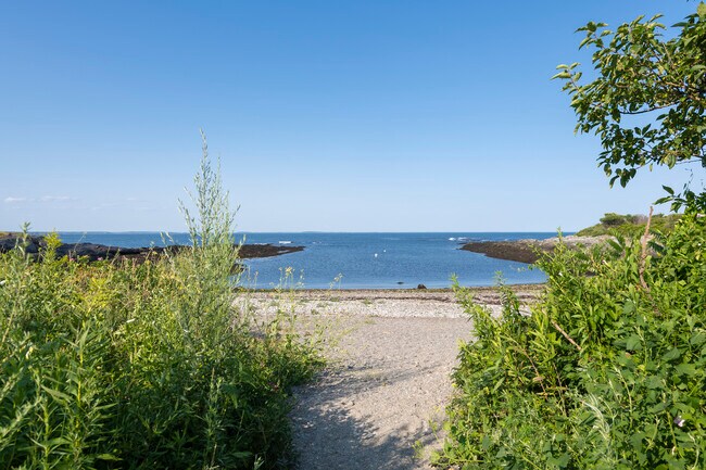 Building Photo - 2 Oak Knoll Rd