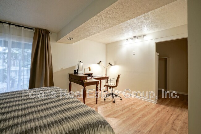 Building Photo - 2808 Lakeshire Ln