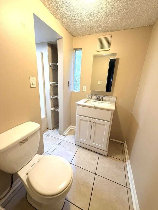 Building Photo - Downstairs 2BR/1BA Riverside Duplex Apartment