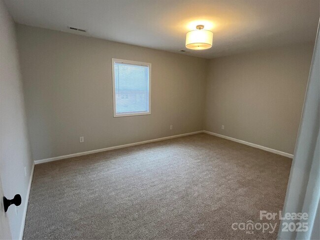 Building Photo - 303 Hi Alta Ave