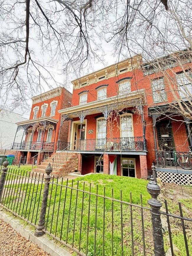 Building Photo - Spacious 3 bed 1 bath Near VCU, own laundry, deck, parking, porch