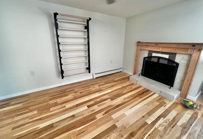 Building Photo - Tastefully updated 1 bedroom, 1 bathroom c...