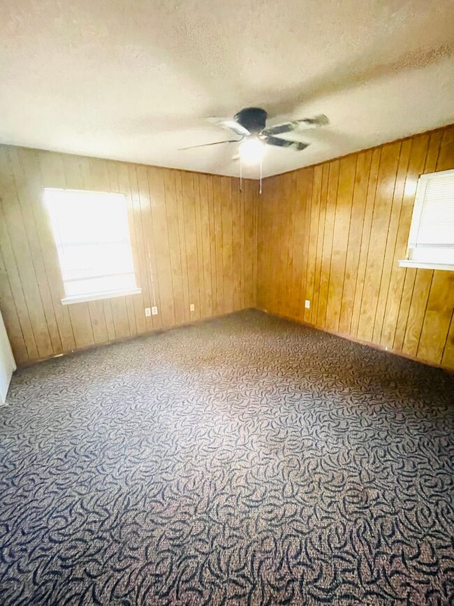 Building Photo - ** 3 Bed 1 Bath located in Chisholm ** Cal...