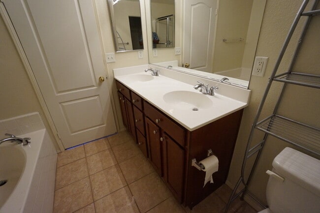 Building Photo - Beautiful 3 Bedroom Condo in Rancho!