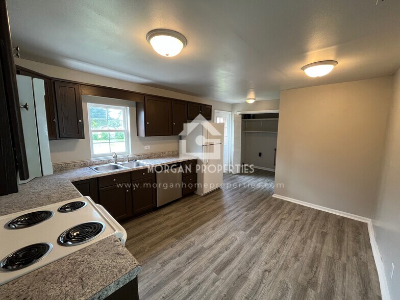 Building Photo - 211 Vasbinder Dr