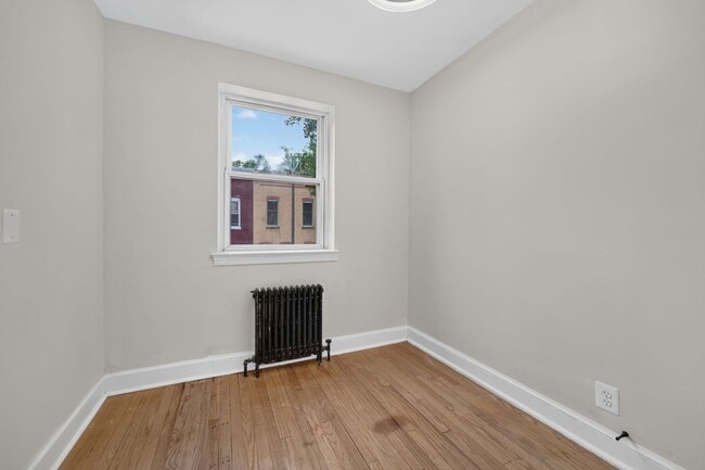 Building Photo - Large 4BR Row House with Basement