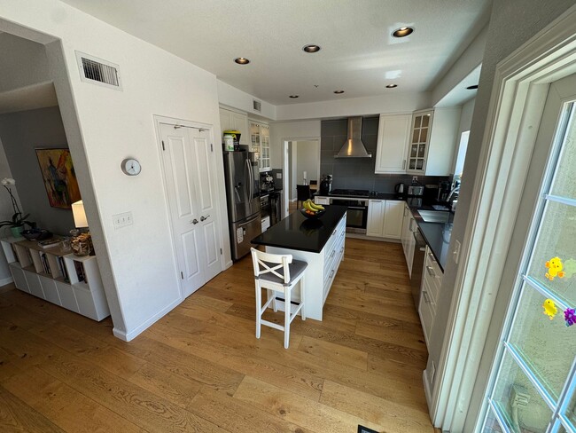 Building Photo - 5 bed 3 bath Gated Community in Union City...