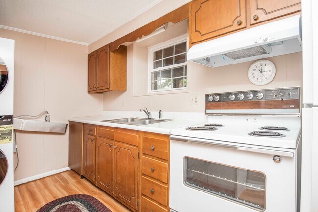 Building Photo - Halls 37938 - 4 bedroom, bath home with 4 garage spaces - Call Susan Niedergeses 865-300-4722