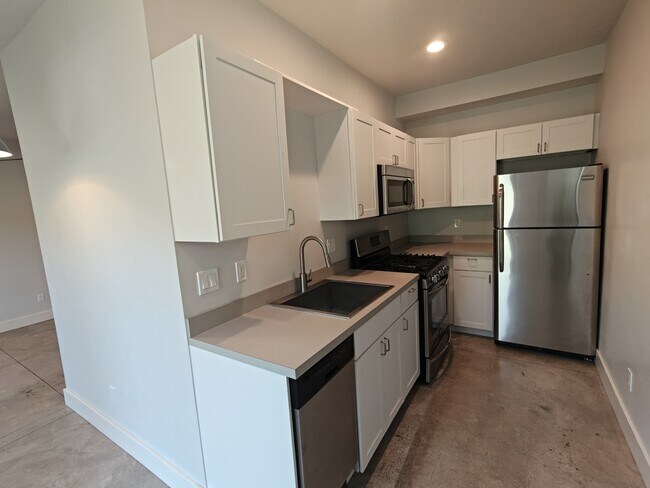 Building Photo - 600 Greenway Dr