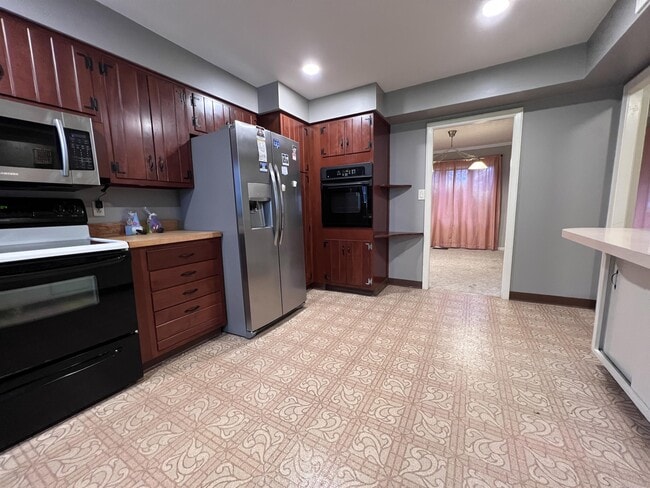 Building Photo - 3329 Collins Ferry Rd