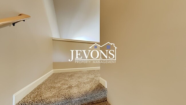 Building Photo - Spacious duplex with master bedroom, backy...