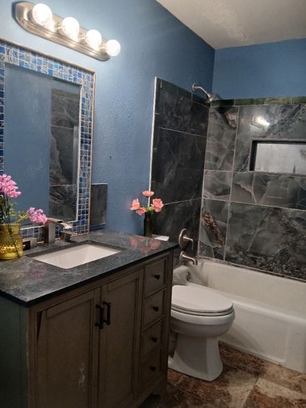 Building Photo - 630 E 6th St