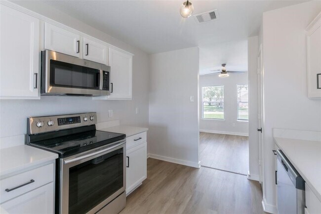 Building Photo - 16711 Hollow Ridge Dr