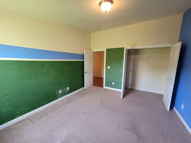 Building Photo - Gorgeous 3 bedroom, 2.5 bath townhome-styl...