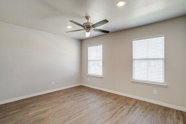 Building Photo - MOVE-IN READY!