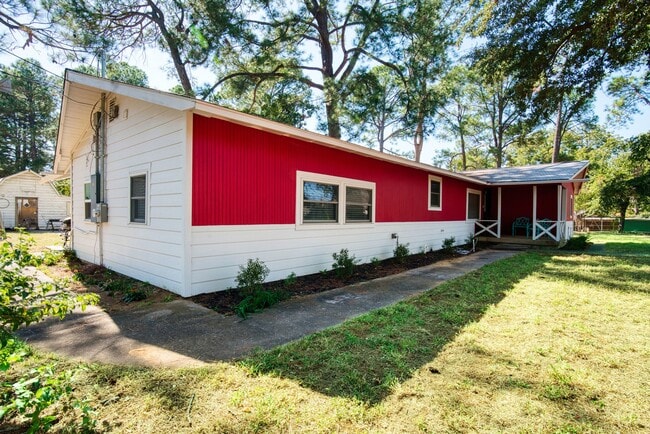 Building Photo - 201 White Dr