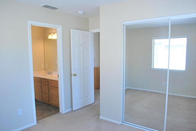 Building Photo - Sharp & Contemporary Townhouse in Beautiful Danville!