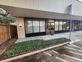 Building Photo - 5423 E 5th St