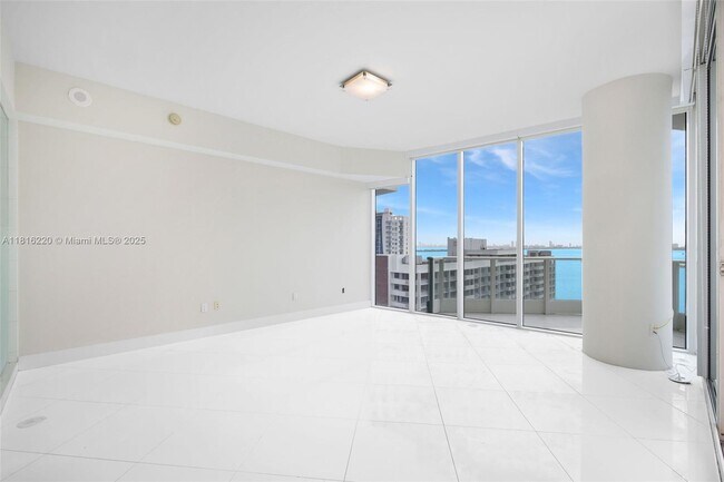Building Photo - 2020 N Bayshore Dr