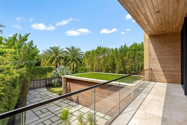 Building Photo - 825 E Dilido Dr