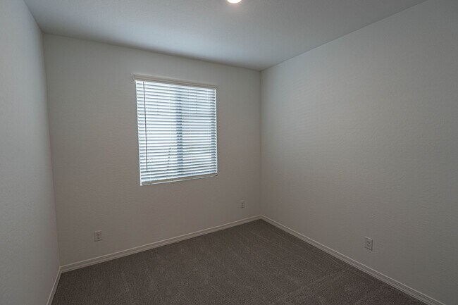 Building Photo - Stunning Sundrop Model Home – Brand New an...