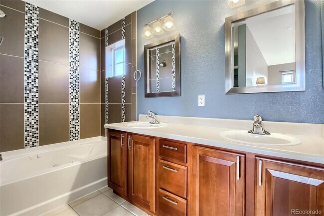 Building Photo - Stunning 3 bedroom townhome!