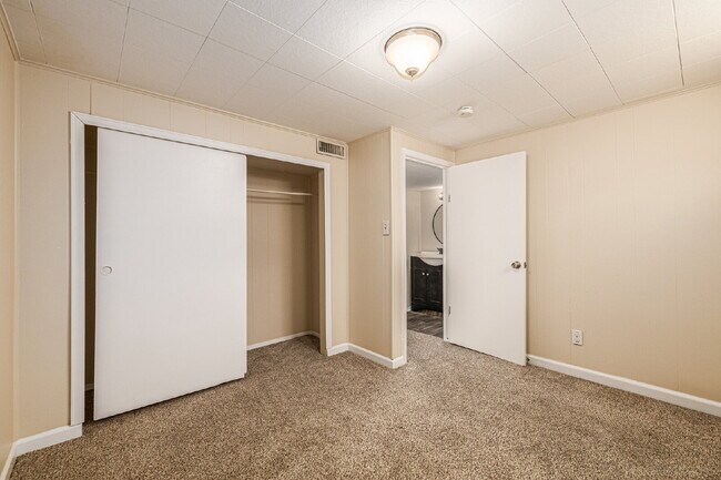 Building Photo - Lovely 5 Bed  / 2 bath in Boston Heights