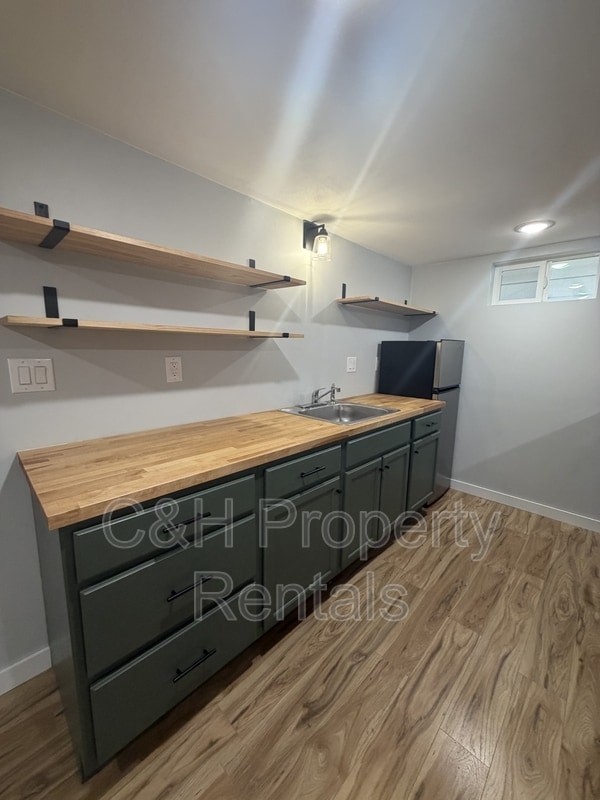 Building Photo - 915 Avenue F