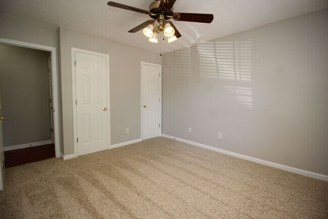 Building Photo - Huge Ranch home!