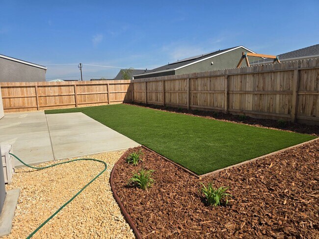 Building Photo - 3 BR 2 BA New Build home available 5/3